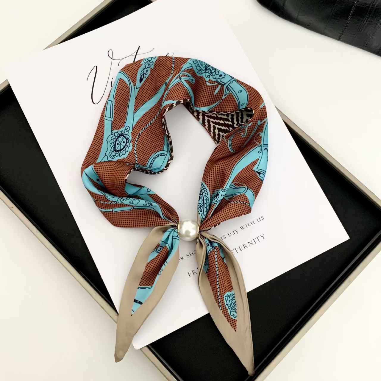 Silk Scarf Square - ผ้าพันคอแม่เหล็กประดับมุกสไตล์เกาหลี สำหรับผู้หญิง ฤดูร้อน ใช้งานได้หลากหลาย ระบายอากาศได้ดี ผ้าพันคอแฟชั่น