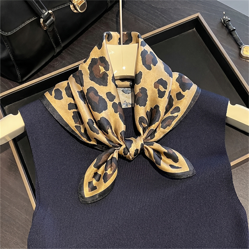 ผ้าพันคอไหมแท้ 100% ลายเสือดาว - Silk Scarf Square บทวิจารณ์และราคา